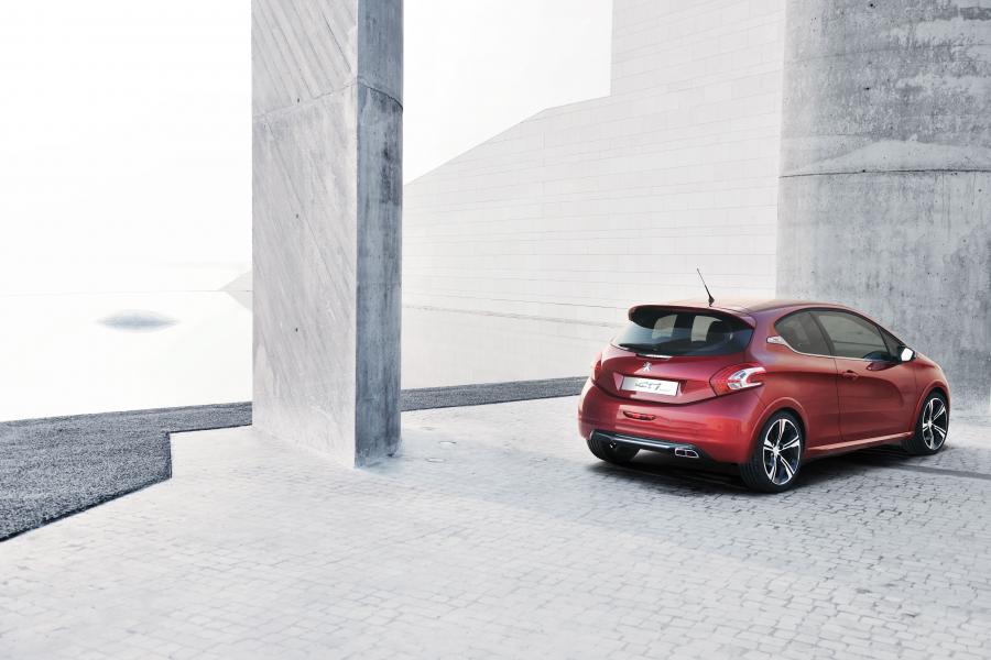  Peugeot 208 GTi Concept 2012 года  (фото 19 из 26)